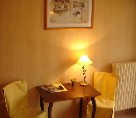 De La Poste 3* Saint-Geniez-dʼOlt