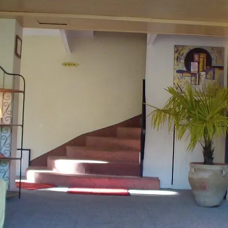 Hotel De La Poste Saint-Geniez-dʼOlt