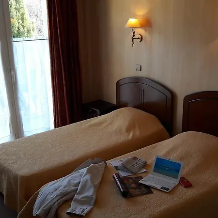 De La Poste 3* Saint-Geniez-dʼOlt